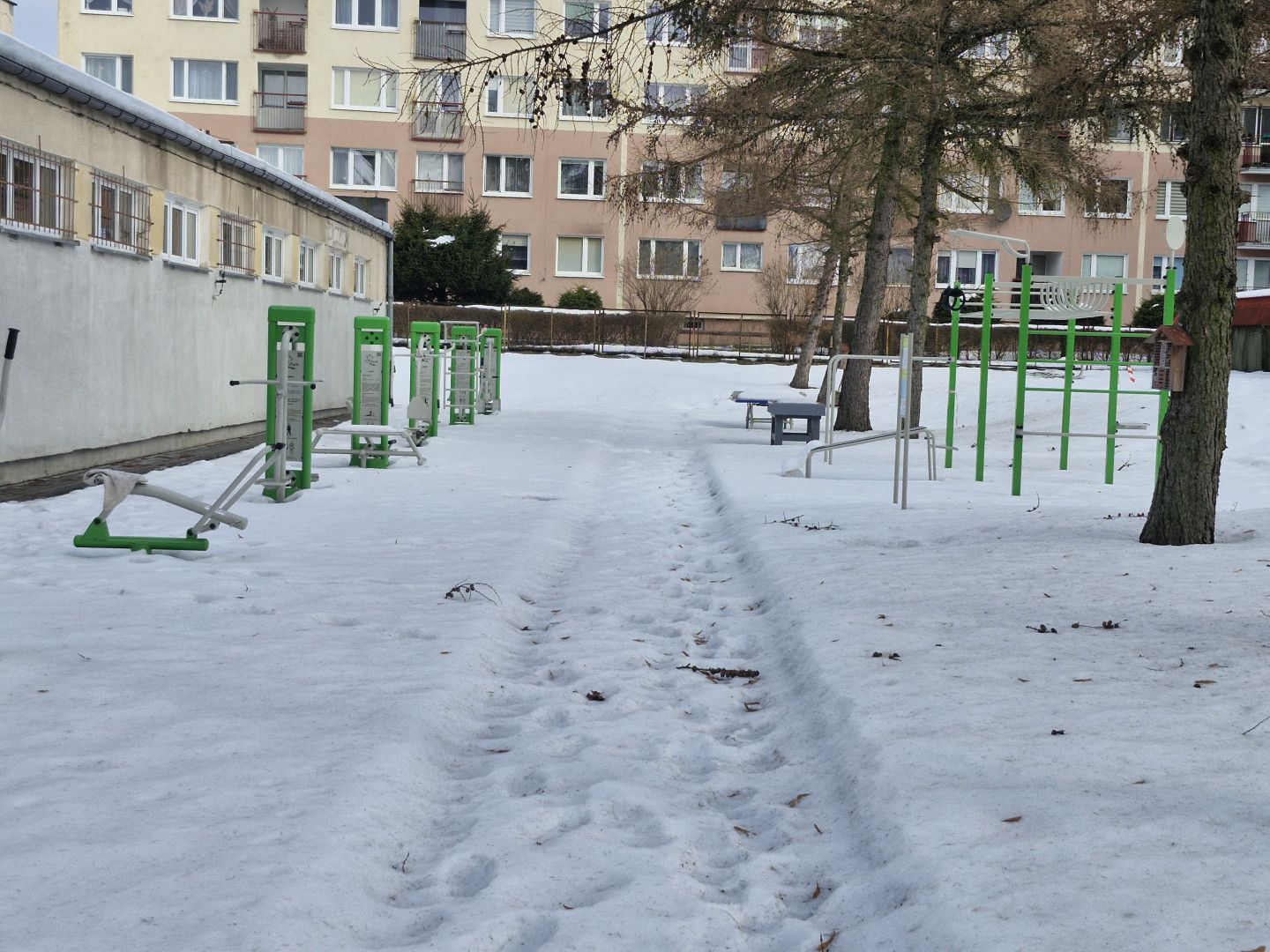 Strefa sportu i relaksu przy SP2 ul. Żołnierska 39 w zimowej odsłonie.