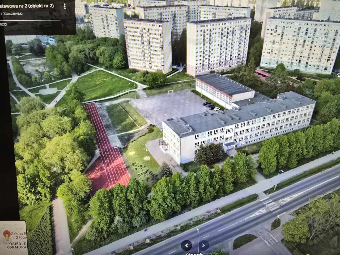 Widok na teren szkoły od strony bieżni. Widok na teren szkoły od strony bieżni.