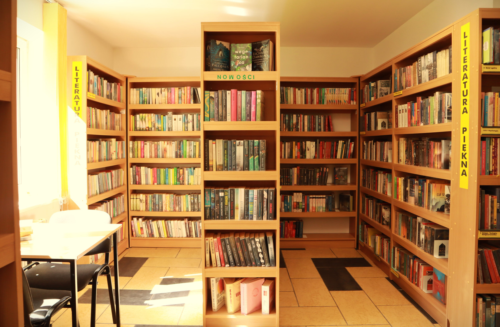 wnętrze biblioteki czyli regały z książkami wnętrze biblioteki czyli regały z książkami