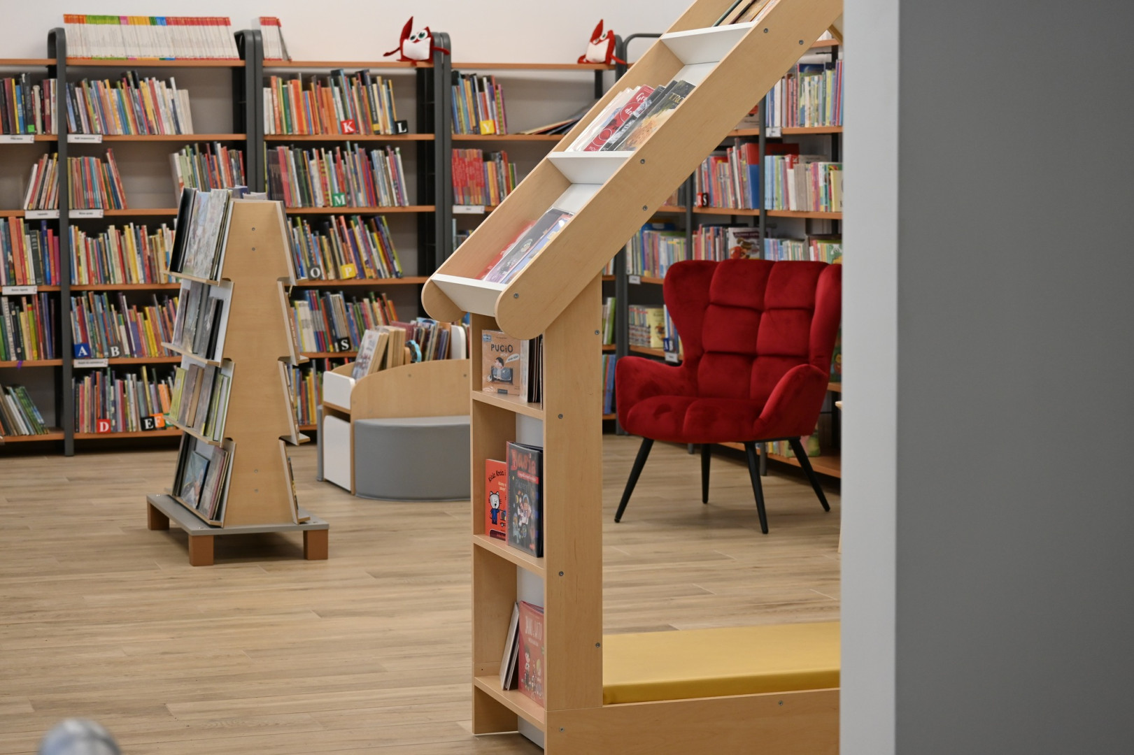 zdjęcie przedstawia wnętrze Biblioteki Pieczewo