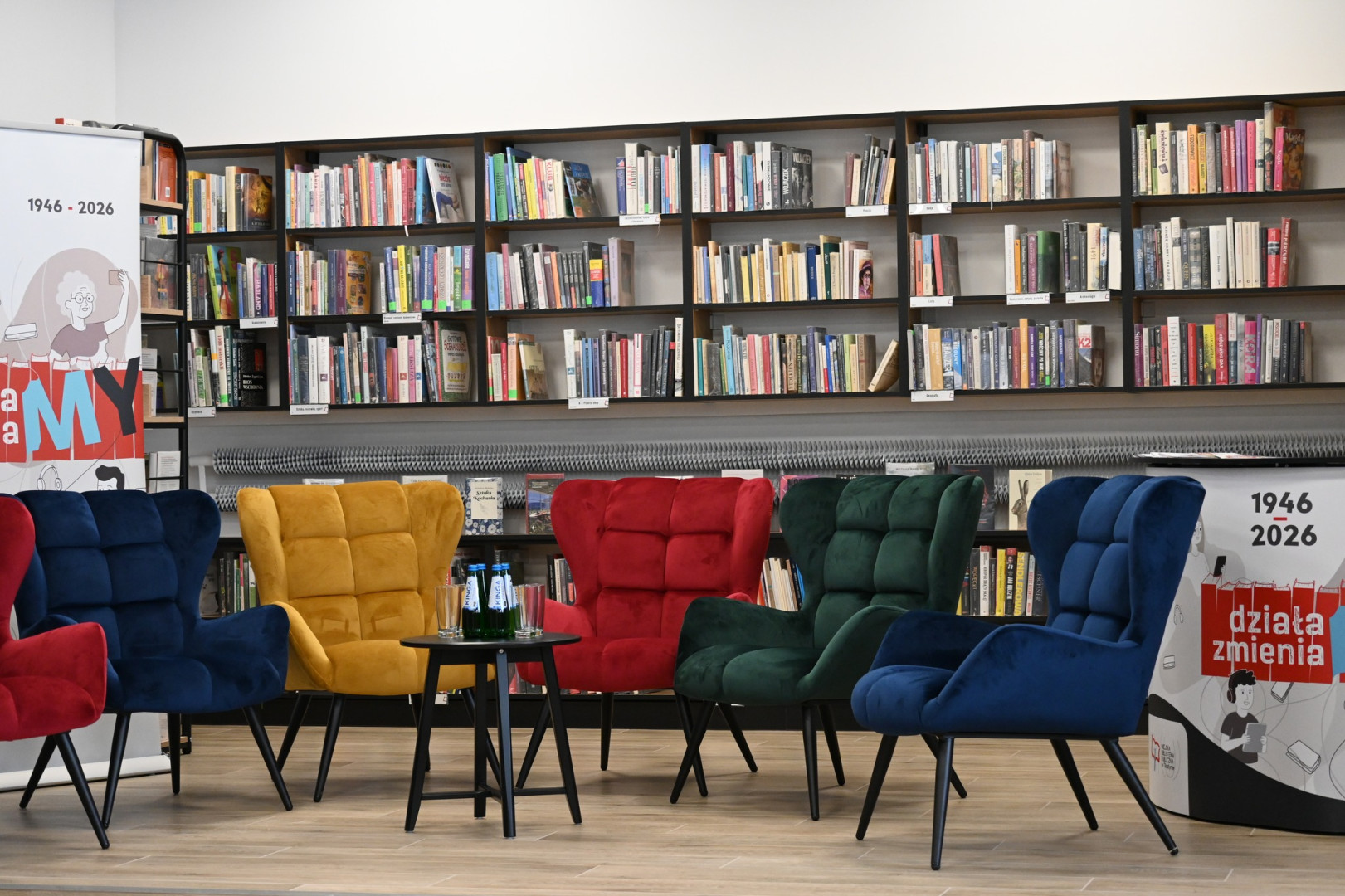 zdjęcie przedstawia wnętrze Biblioteki Pieczewo zdjęcie przedstawia wnętrze Biblioteki Pieczewo