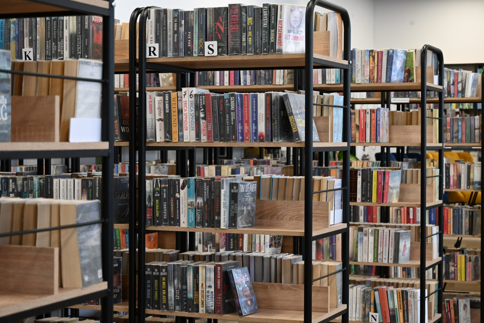 zdjęcie przedstawia wnętrze Biblioteki Pieczewo
