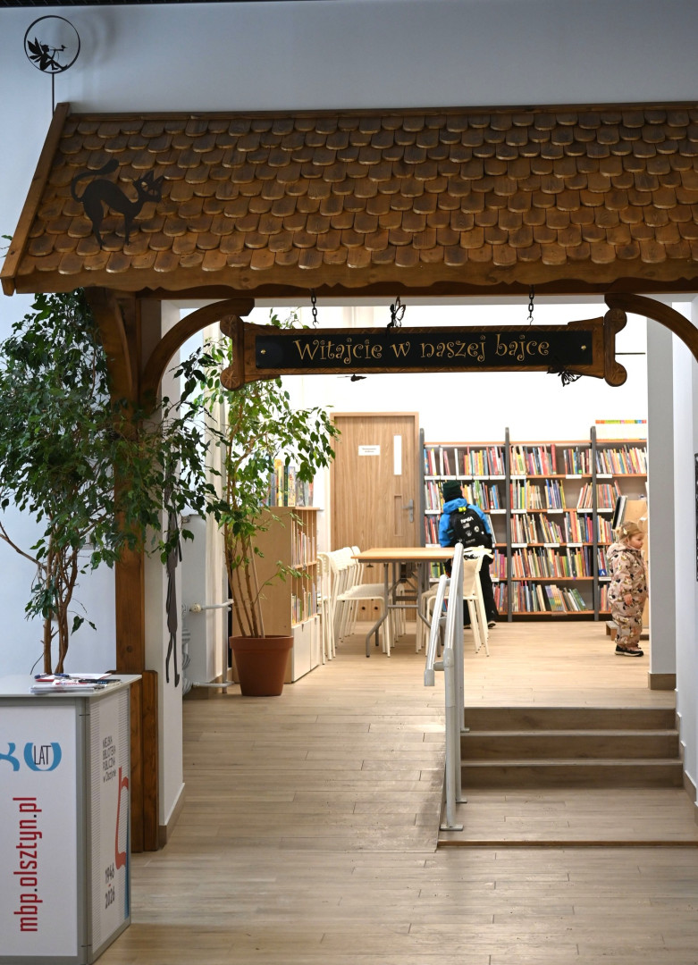 zdjęcie przedstawia wnętrze Biblioteki Pieczewo