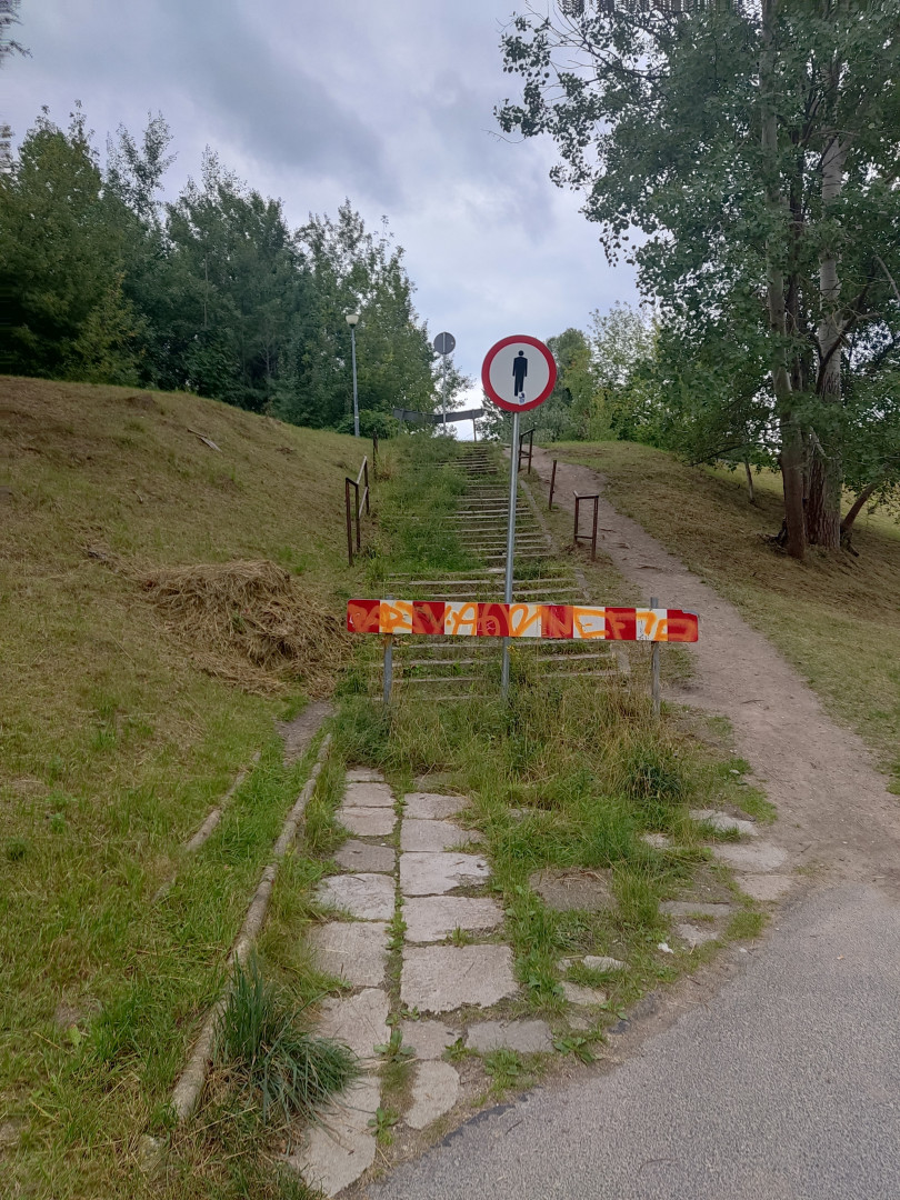 Nowe schody prowadzące z osiedla do alejki między Jarotami i Nagórkami Nowe schody prowadzące z osiedla do alejki między Jarotami i Nagórkami