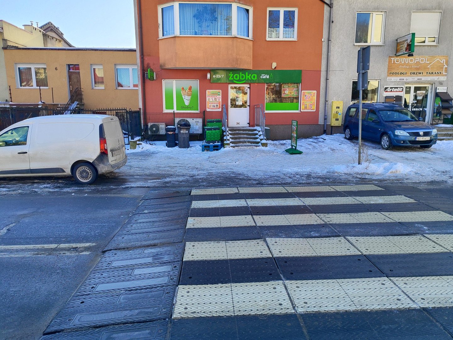 Z uwagi na śnieg zdjęcia nie pokazują nierówności, ubytków i różnicy poziomów. Z uwagi na śnieg zdjęcia nie pokazują nierówności, ubytków i różnicy poziomów.