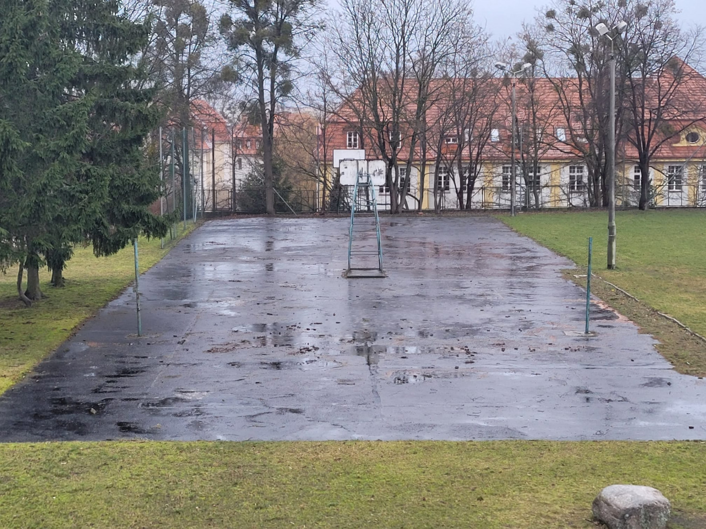aktualny stan boiska do siatkówki i koszykówki aktualny stan boiska do siatkówki i koszykówki