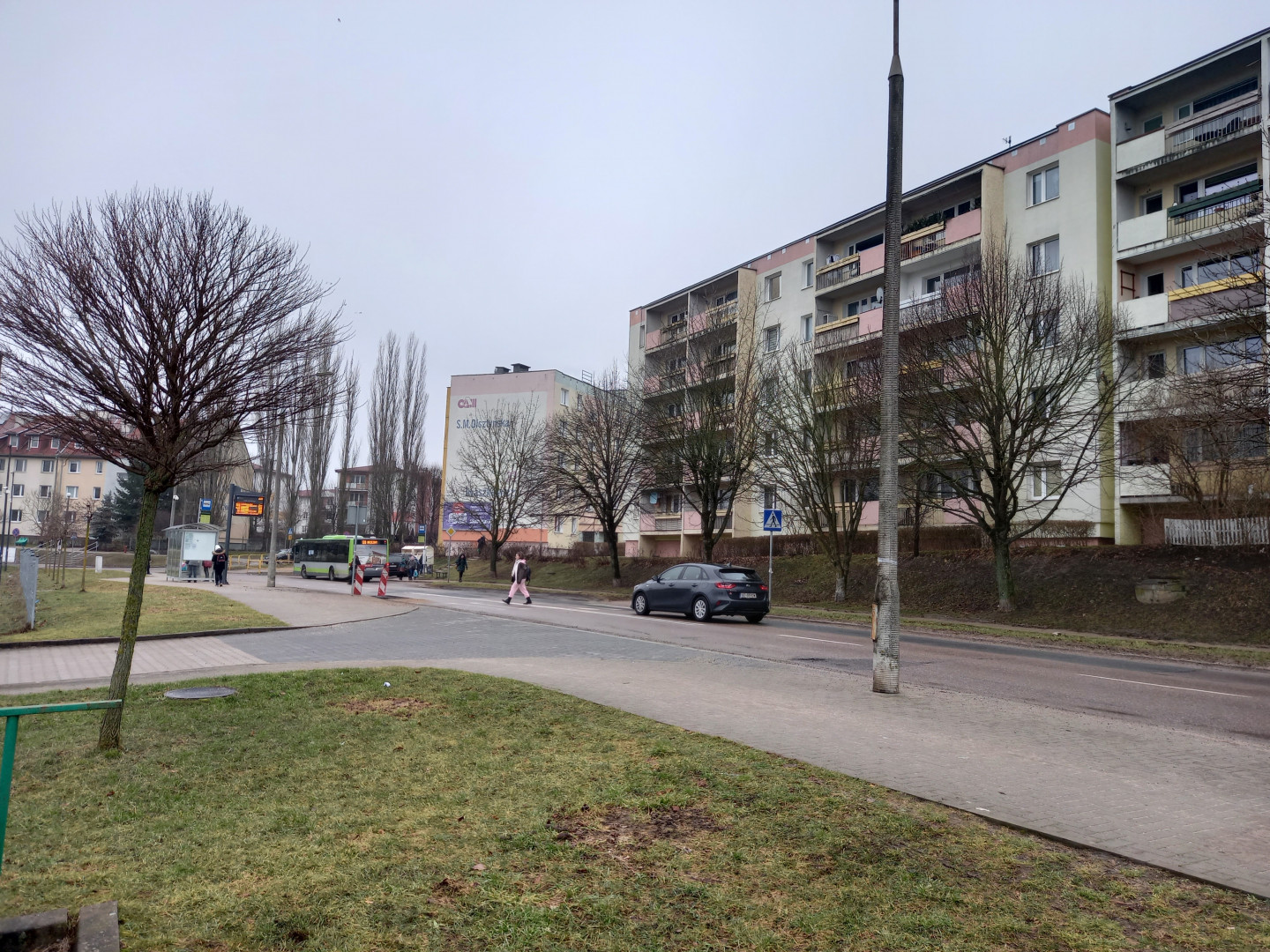 Z autobusu wychodzi się na zaparkowane samochody, konieczność przebudowy zatoczki autobusowej Z autobusu wychodzi się na zaparkowane samochody, konieczność przebudowy zatoczki autobusowej