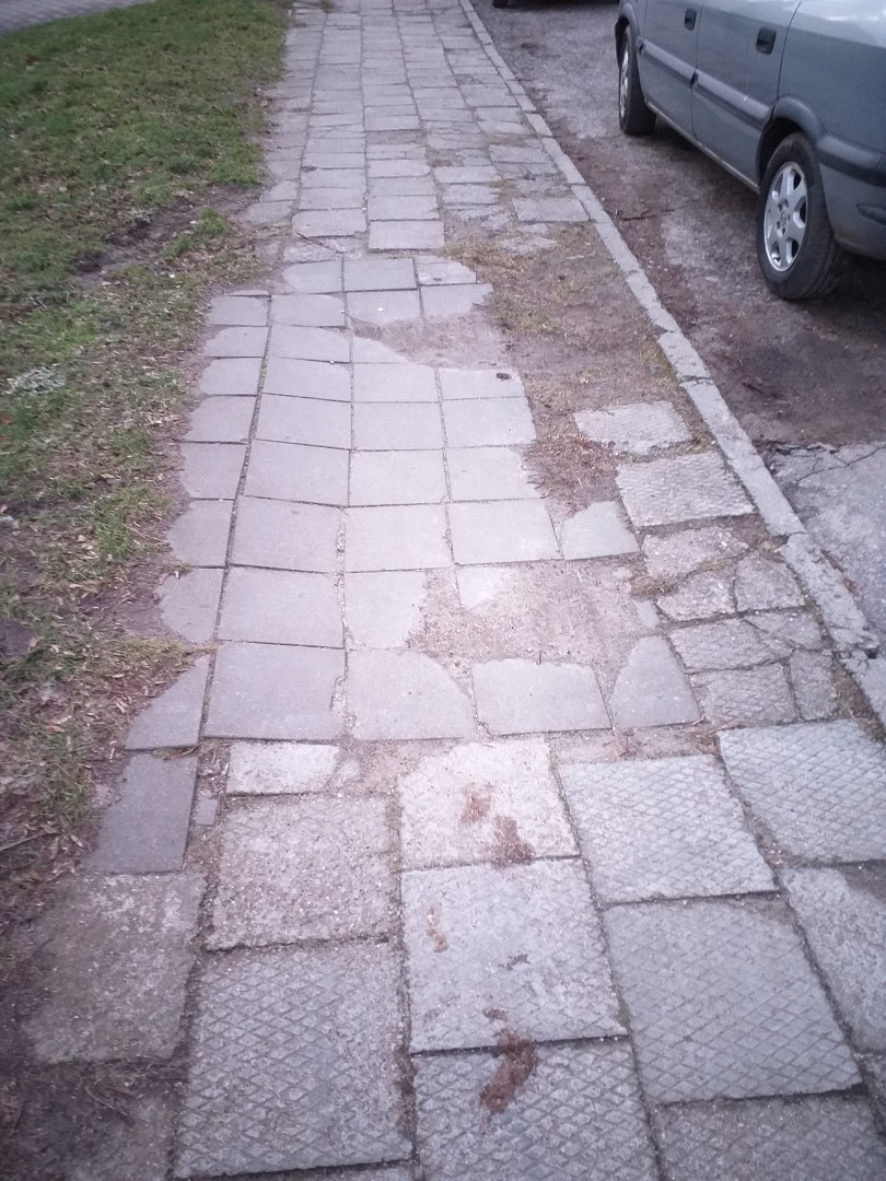 obecny stan nawierzchni chodnika przy ul. na Skarpie w Olsztynie