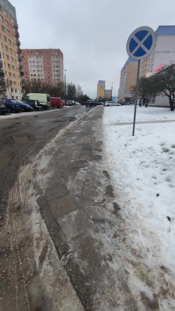 Chodnik przy sklepie Gama