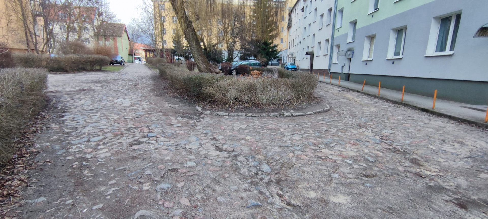 Widok drogi od strony Niedziałkowskiego 8 Widok drogi od strony Niedziałkowskiego 8