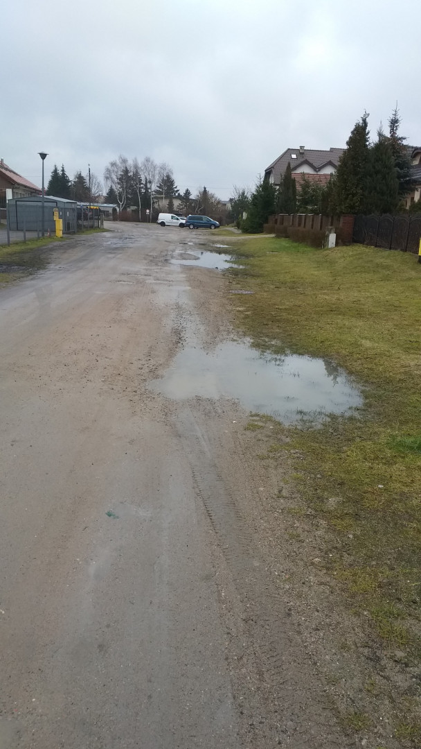 Zamiast pobocza głębokie kałuże pełne wody