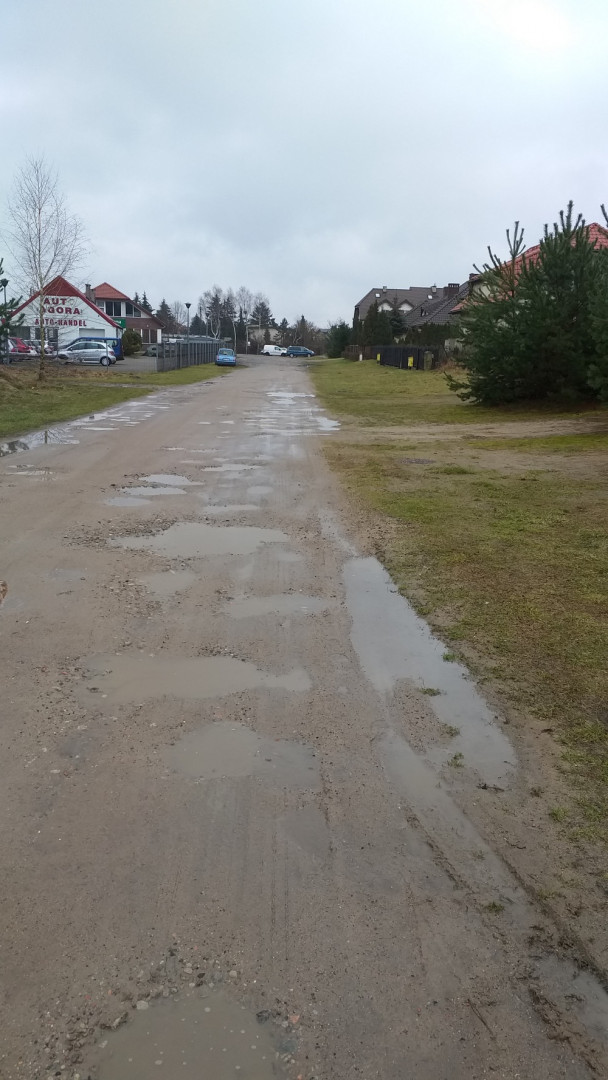 Zamiast pobocza kałuże pełne wody