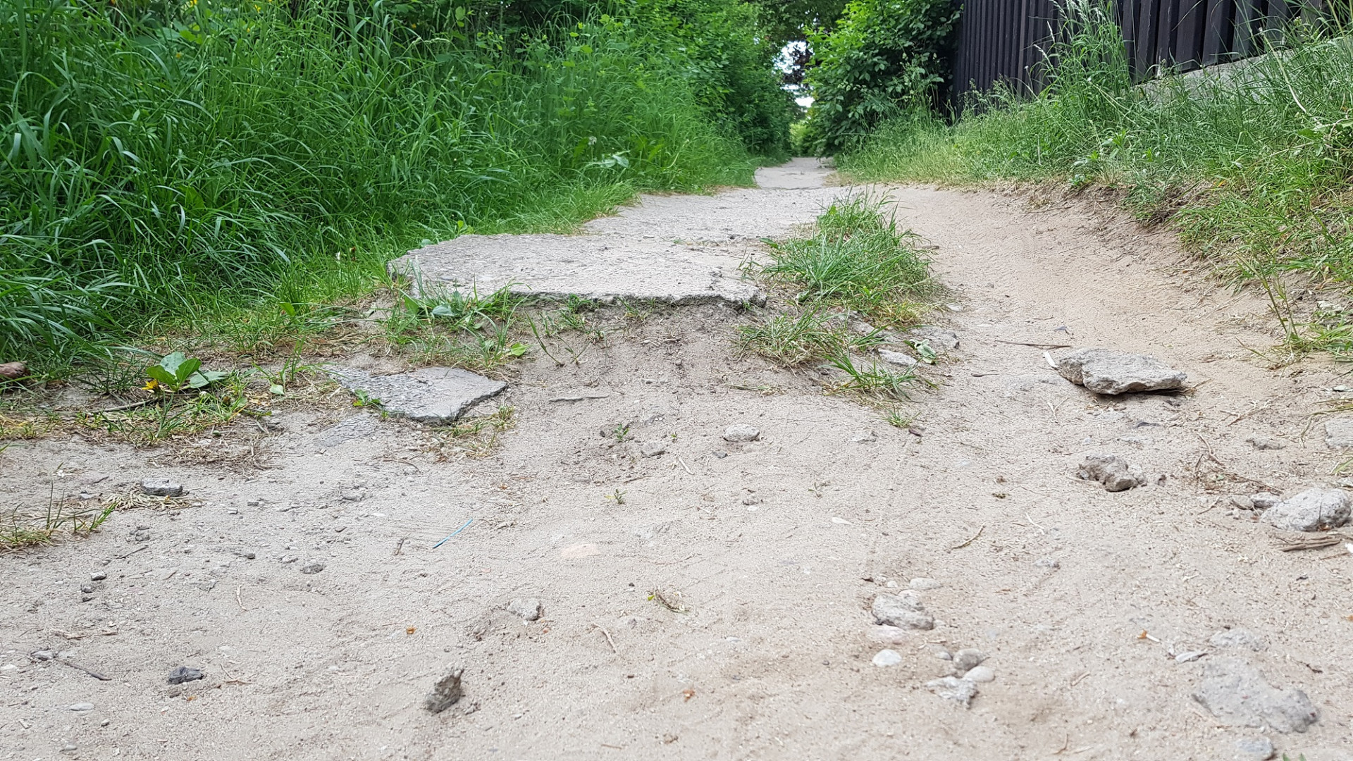 Ostra krawędź nawierzchni betonowej przy uskoku wysokości ponad 15 cm