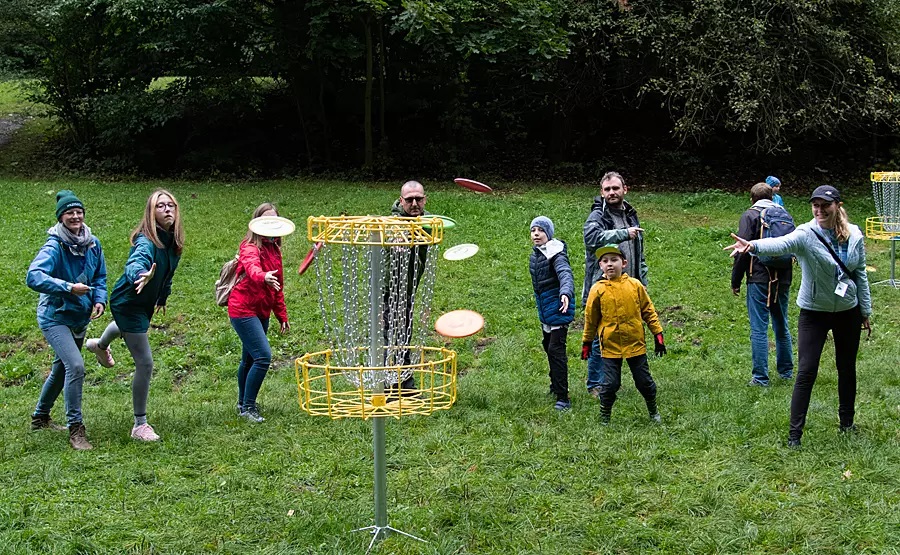Disc golf potrafi angażować, bawić i pasjonować ludzi w każdym wieku i każdej płci.