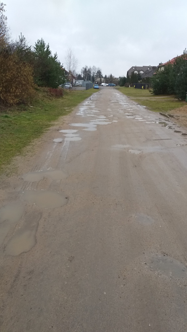 Nierówności wypełnione błotem i wodą po większych opadach