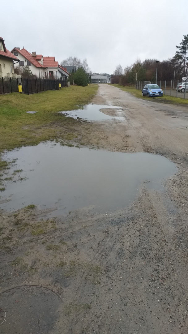 Zamiast pobocza bardzo głębokie kałuże pełne wody sięgające połowy drogi